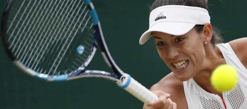Muguruza devuelve la bola en la final contra Venus Williams.