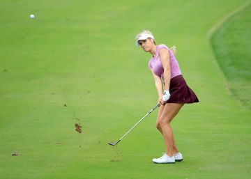 Al golf no se juega con escote ni con minifalda Al golf no se juega con escote ni con minifalda