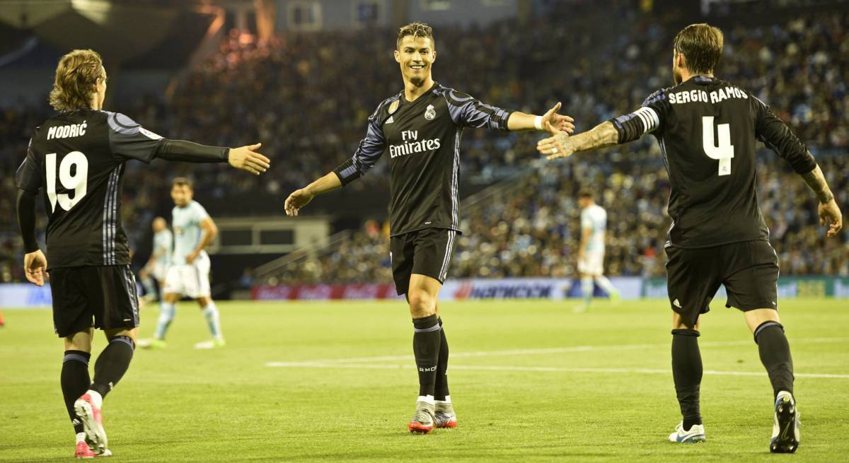 Cristiano celebra su gol con Modric y Ramos.