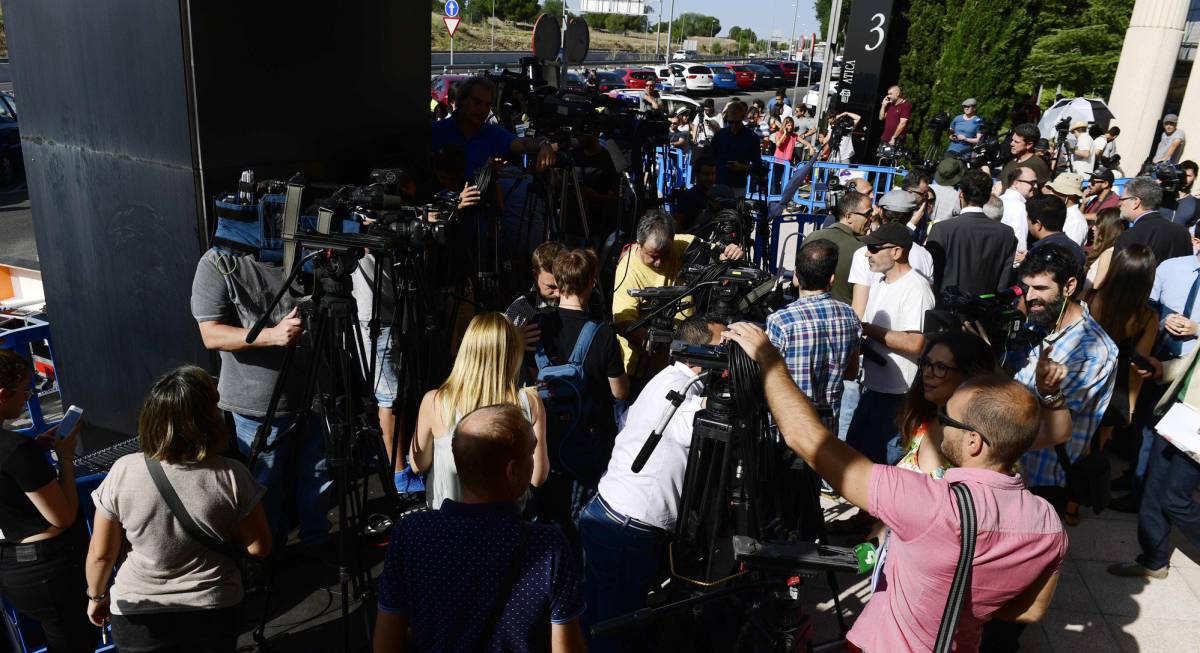 Más de 200 personas esperan a Cristiano Ronaldo en los juzgados de Pozuelo.
