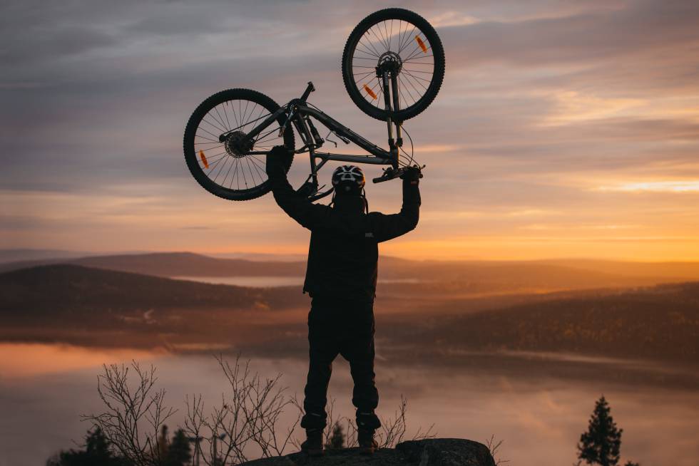 Mountain Bike bajo el sol de media noche finlandés