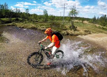 Mountain Bike bajo el sol de media noche finlandés