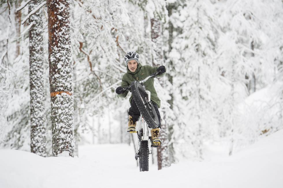 Mountain Bike bajo el sol de media noche finlandés