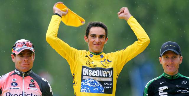 Contador celebra su primer Tour, en 2007.