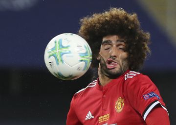 Derrotat però irònic, Fellaini riu d’ell mateix