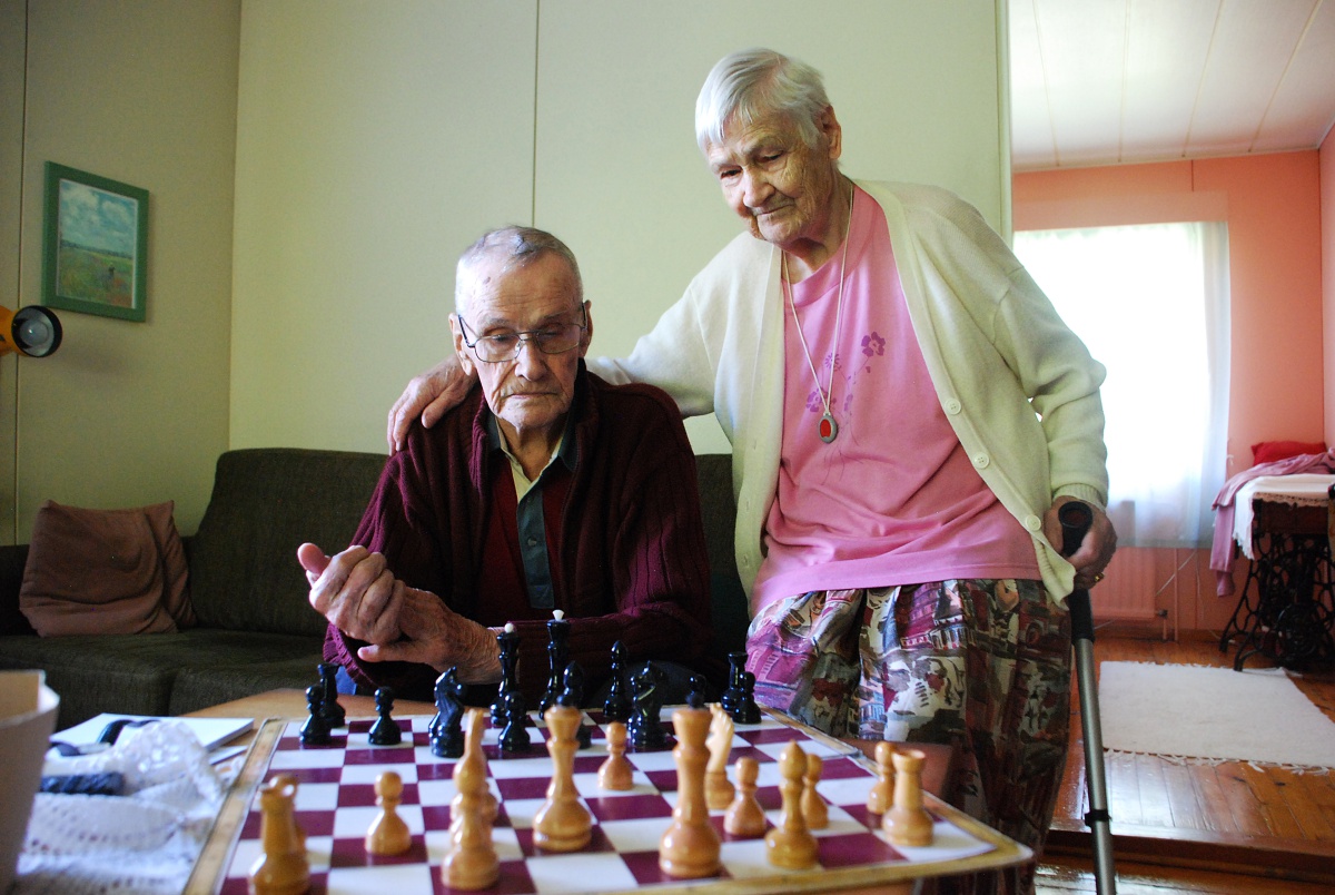 Un finlandés de 94 años con Alzheimer juega al ajedrez