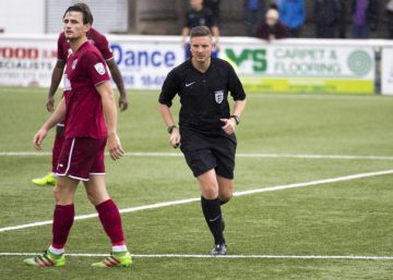 Ryan Atkin, el primer árbitro abiertamente gay en Inglaterra, lucha contra la homofobia en el fútbol Ryan Atkin, el primer árbitro abiertamente gay en Inglaterra, lucha contra la homofobia en el fútbol