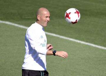 Zidane confirma su renovación con el Real Madrid Zidane confirma su renovación con el Real Madrid