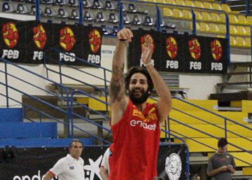 España vence fácil a Senegal