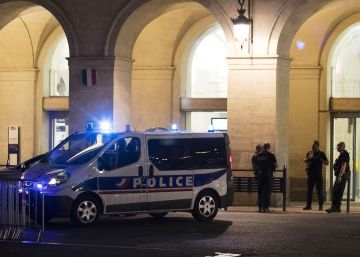 Una falsa alarma sobresalta la Vuelta en Nimes Una falsa alarma sobresalta la Vuelta en Nimes