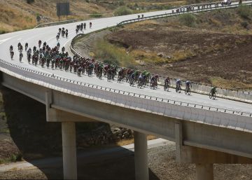 El AG2R retira de la Vuelta a Denz y Geniez por agarrarse al coche