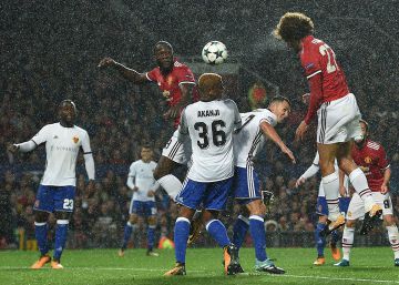 Chelsea y United regresan con sendas goleadas Chelsea y United regresan con sendas goleadas