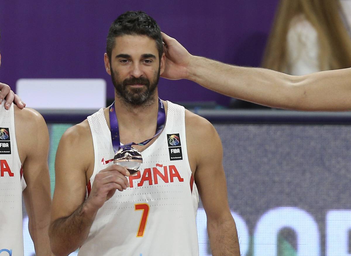 Spain's Juan Carlos Navarro displays his medal after defeating Russia during their Eurobasket European Basketball Championship bronze medal match in Istanbul, Sunday, Sept. 17. 2017. (AP PhotoEmrah Gurel)