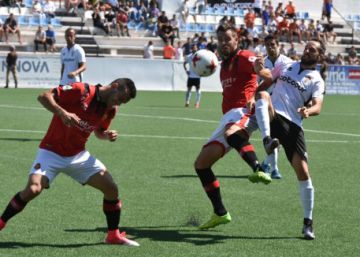 El portero del Ontinyent y sus padres asisten sobre el campo a un jugador del Mallorca El portero del Ontinyent y sus padres asisten sobre el campo a un jugador del Mallorca