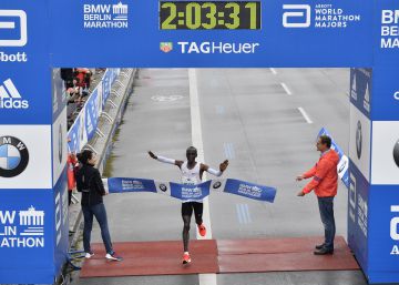 Kipchoge gana en Berlín, pero lejos del récord Kipchoge gana en Berlín, pero lejos del récord