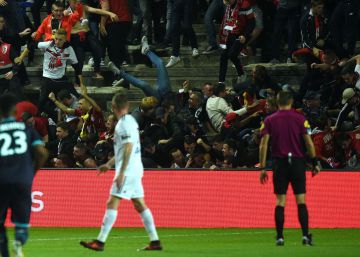 Suspendido el partido entre el Amiens y el Lille por una avalancha humana Suspendido el partido entre el Amiens y el Lille por una avalancha humana