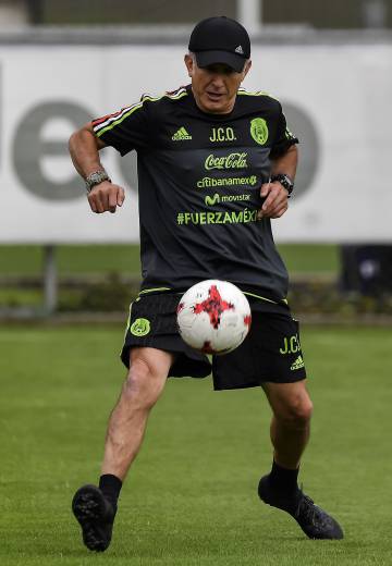 El seleccionador Osorio durante uno de los entrenamientos.