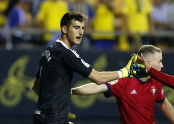 Sergio Herrera para tres penaltis al Cádiz y pone al Osasuna líder