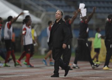 Dimite el seleccionador de fútbol de EE UU tras quedarse fuera del Mundial Dimite el seleccionador de fútbol de EE UU tras quedarse fuera del Mundial