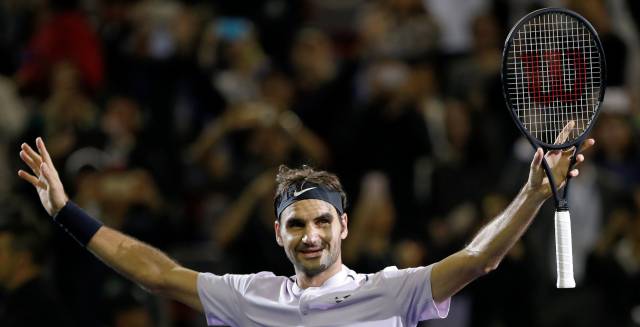 Federer celebra su triunfo contra Nadal en Shanghái.