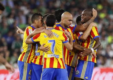 El Valencia golea al Betis y se agarra a la segunda posición El Valencia golea al Betis y se agarra a la segunda posición