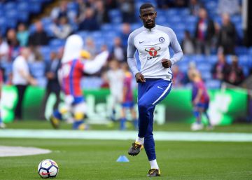 La UEFA expedienta a la Roma por cánticos racistas contra Rüdiger La UEFA expedienta a la Roma por cánticos racistas contra Rüdiger