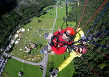 Parapente sobre los Alpes Suizos