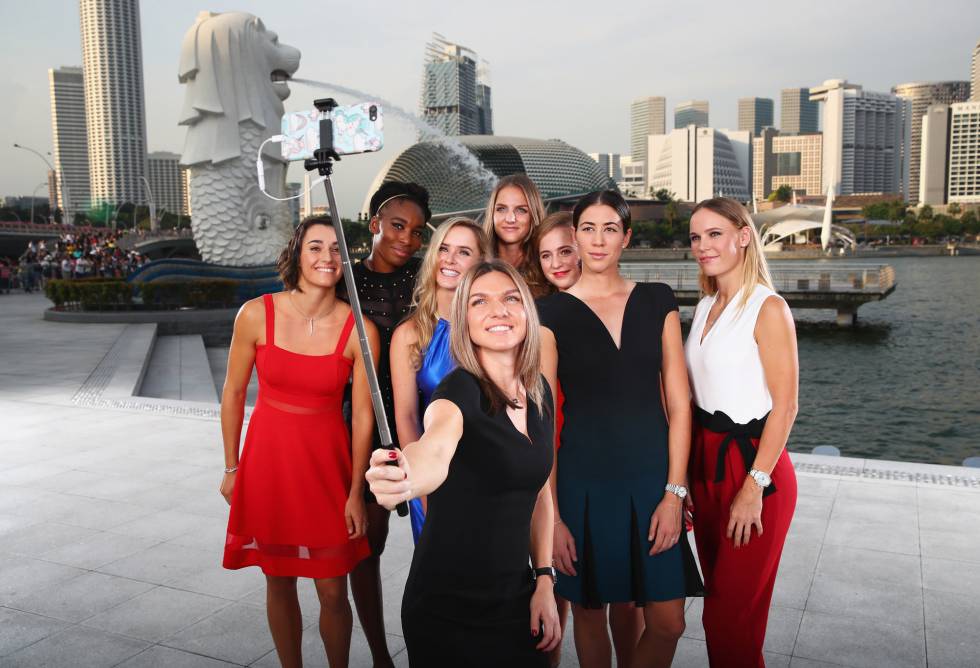 De izquierda a derecha, posan en Singapur: Caroline Garcia (FRA), Venus Williams (USA), Elina Svitolina (UCR), Simona Halep (RUM), Garbiñe Muguruza (ESP), Karolina Pliskova (RCH), Caroline Wozniacki (DIN) y Jelena Ostapenko (LET).