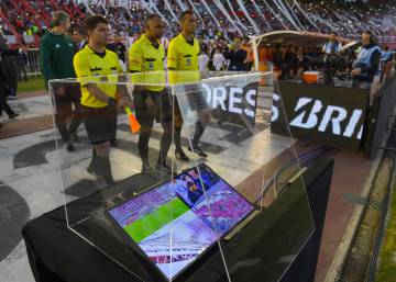 El sistema VAR y la terna arbitral, al salir al campo.