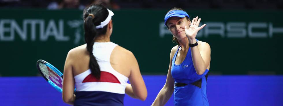 Hingis, junto a su compañera Jan Yung, durante un partido en Singapur.