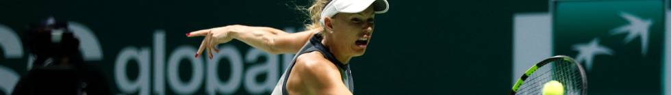 Wozniacki devuelve de revés durante la semifinal en Singapur.