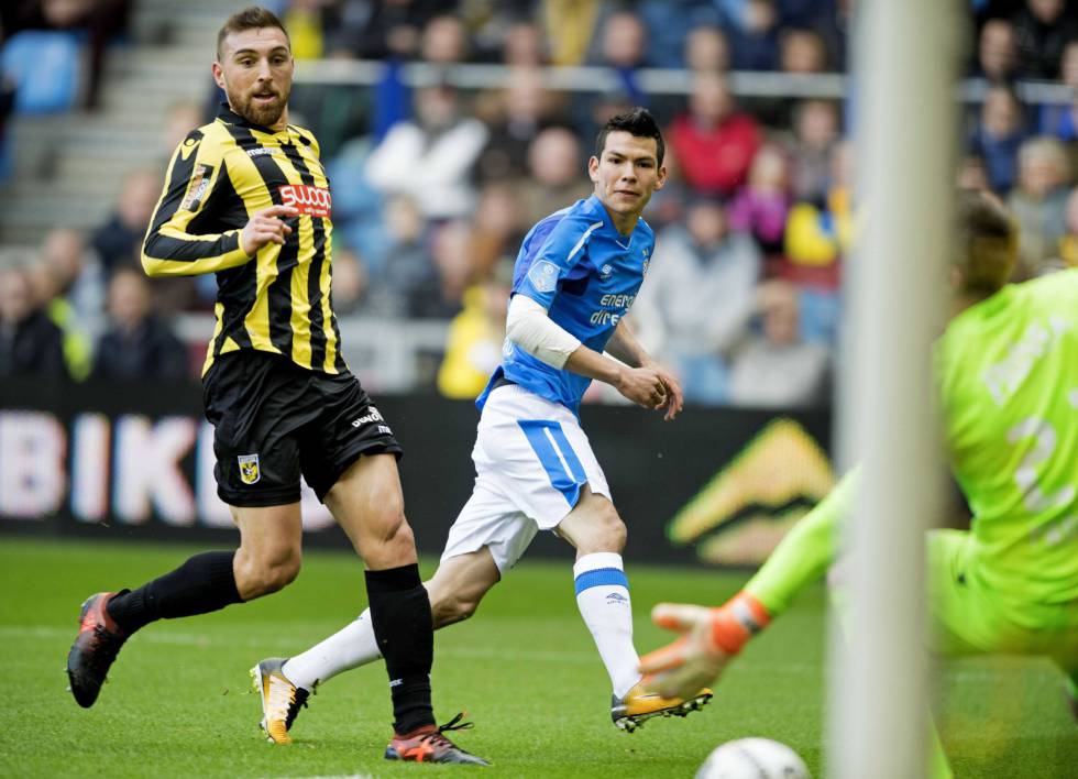 Lozano (d) durante el partido contra el Vitesse.