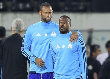 Evra, expulsado por dar una patada en la cabeza a un aficionado de su equipo