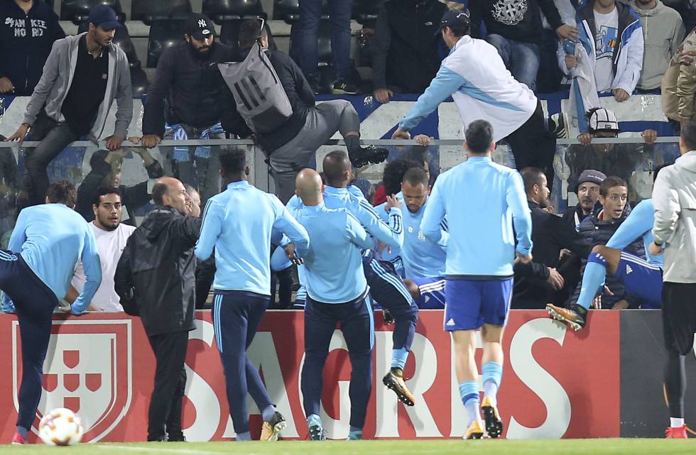 Patrice Evra, en el centro, de espaldas, apartado de la zona de los hinchas por sus compañeros.