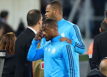 El Olympique de Marsella despide a Evra tras su patada a un aficionado