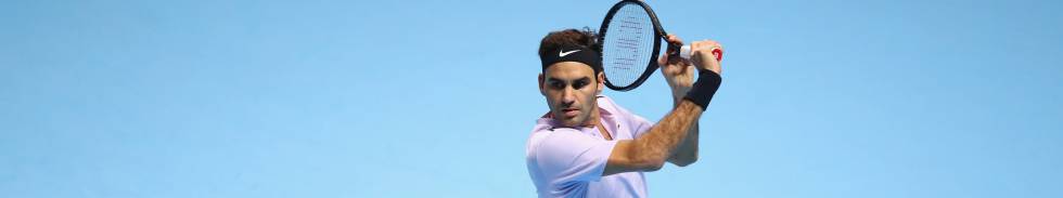 Federer devuelve la pelota contra Zverev.