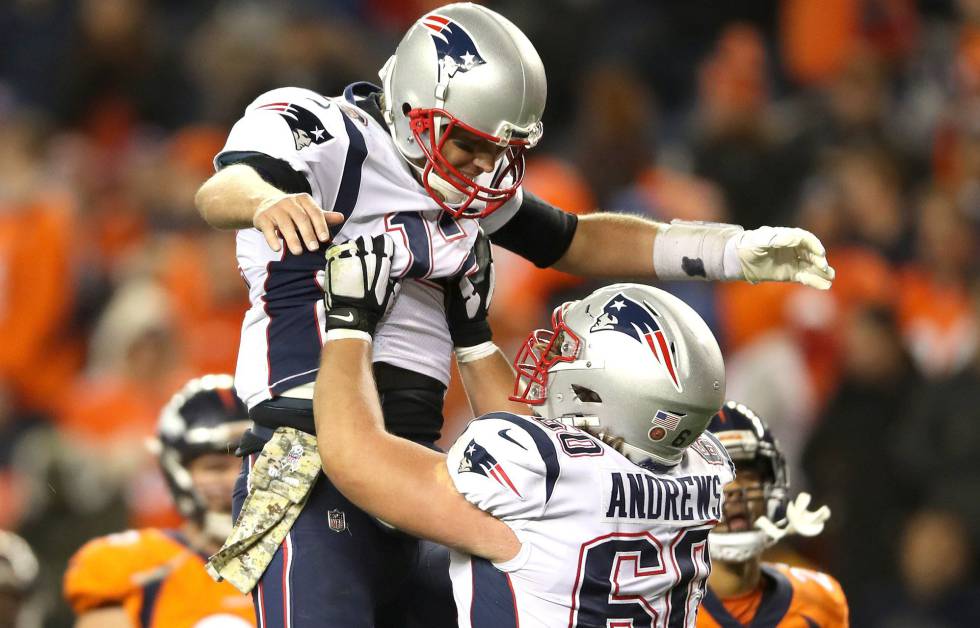 Tom Brady y David Andrews celebran un 'touchdown' frente a Denver.