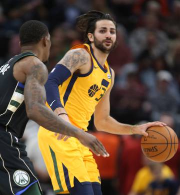 Pau Gasol supera a Howard y los Spurs ganan en Charlotte