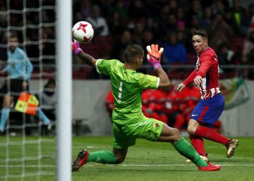 Torres y los atléticos dignifican la Copa