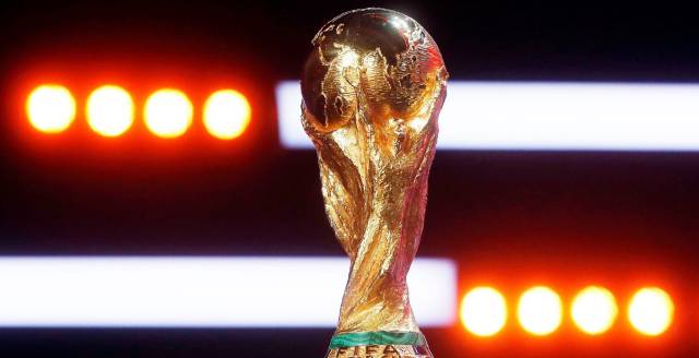 Vista del trofeo del Mundial durante el ensayo del sorteo.