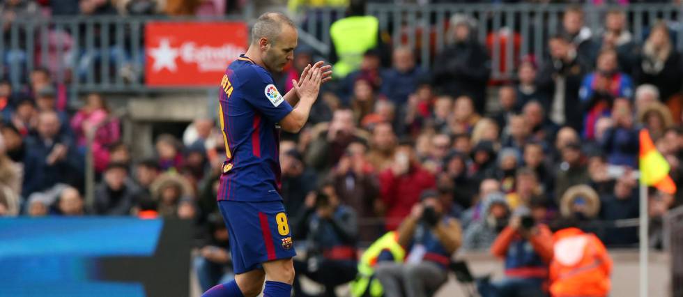 Iniesta deja el campo el pasado sábado.