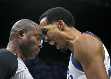 La NBA sanciona a un árbitro por encararse con Livingston, jugador de los Warriors