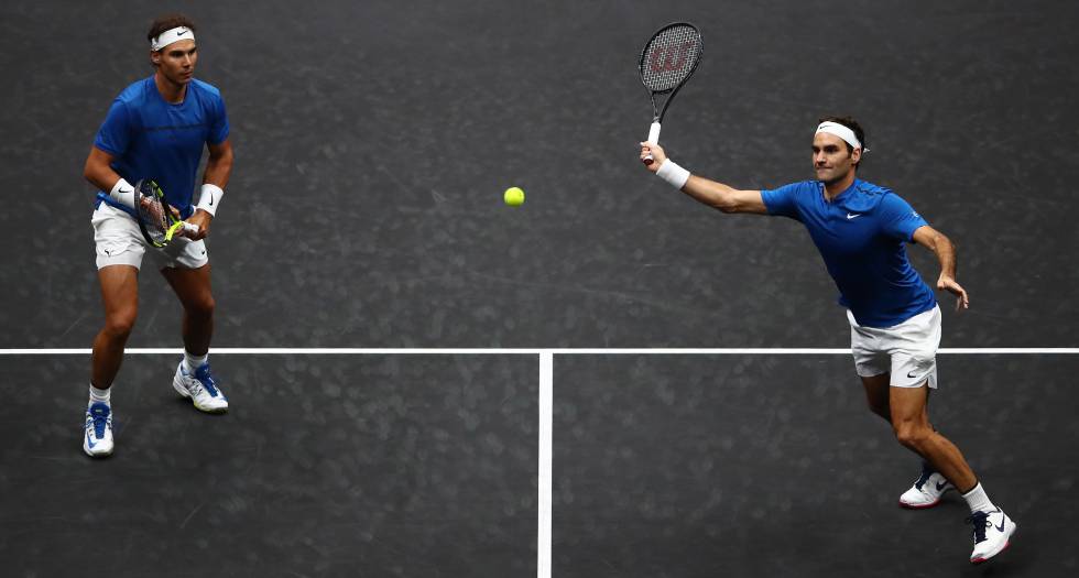 Nadal y Federer, durante el partido de dobles que jugaron en la Laver Cup.