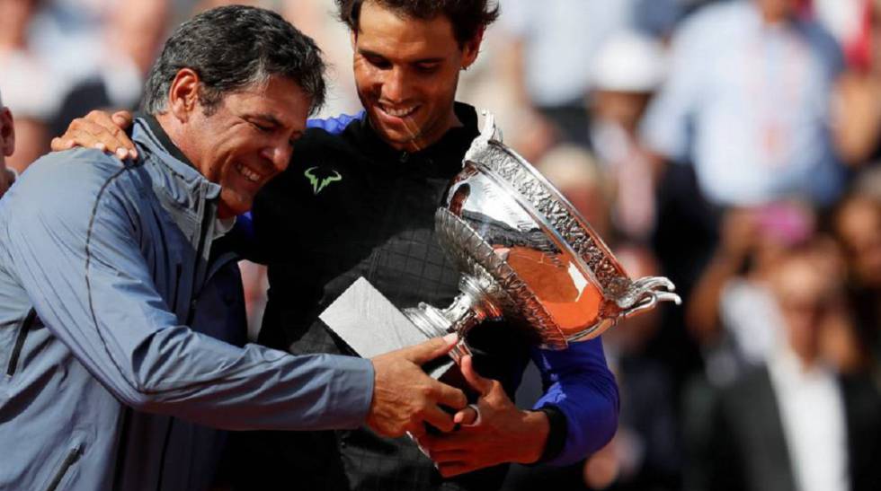 Toni y Rafa abrazan el trofeo de Roland Garros, el pasado mes de junio en París.