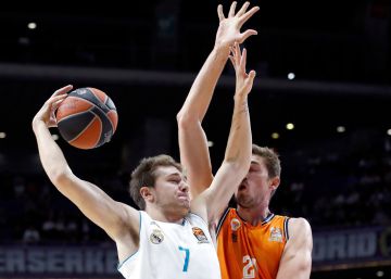 El Madrid desarbola al Valencia en un partido marcado por la expulsión de Doncic