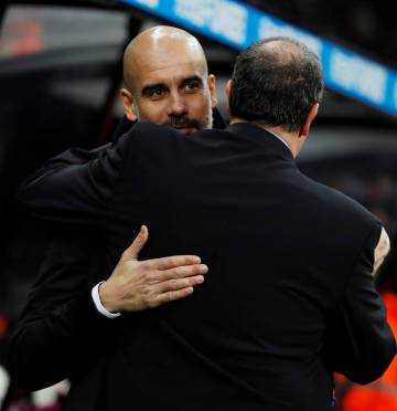 Guardiola y Benítez se abrazan antes del partido.