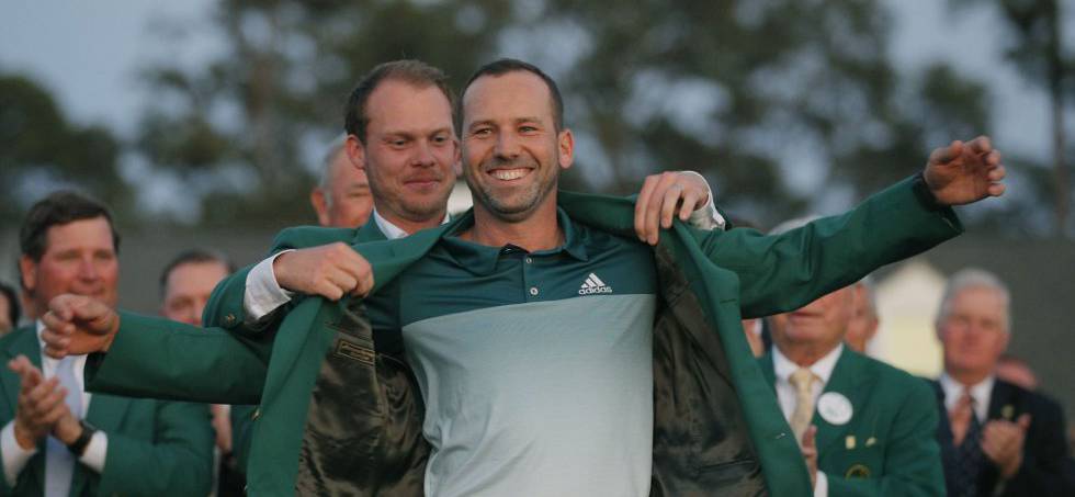 Sergio García recibe la chaqueta verde tras ganar el Masters.