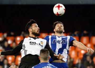 El Valencia remonta al Alavés y toma ventaja en la eliminatoria