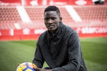 Olunga, con el balón del duelo ante Las Palmas.