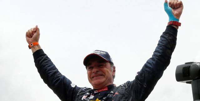 Sainz celebra su victoria en el Rally Dakar.